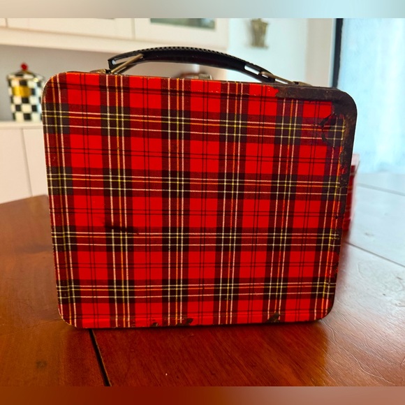 Plaid at Its Best!
Vintage Aladdin Heritage Red Plaid Metal Lunchbox - Picture 1 of 11